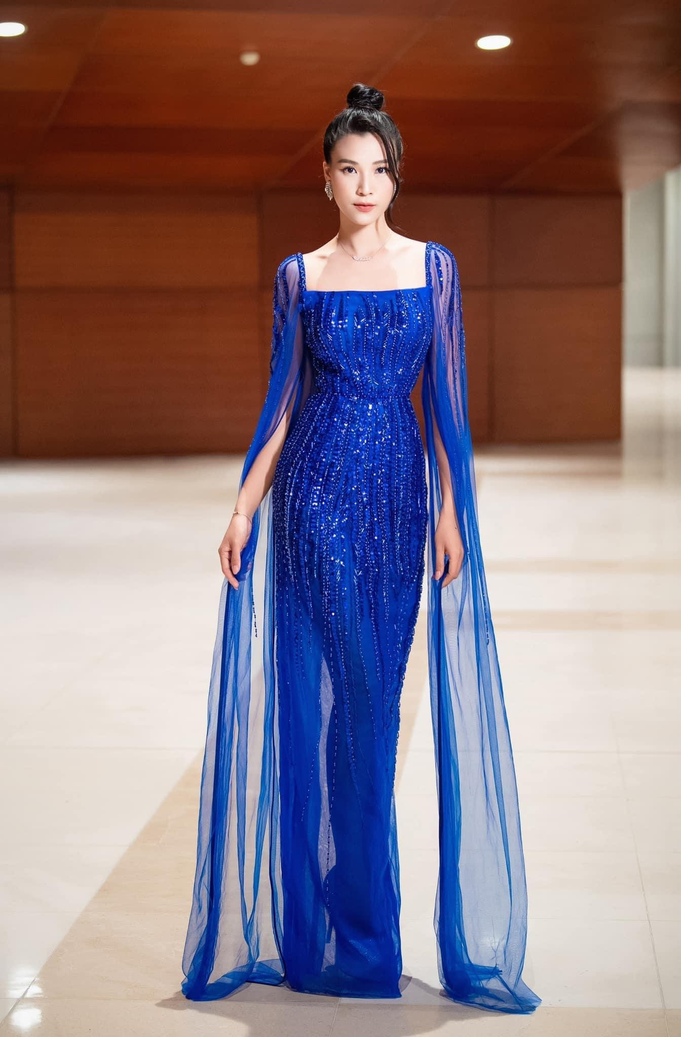 Thời gian gần đây, Á hậu Hoàng Oanh gây chú ý khi xuất hiện ở nhiều sự kiện với ngoại hình lộng lẫy và gợi cảm.