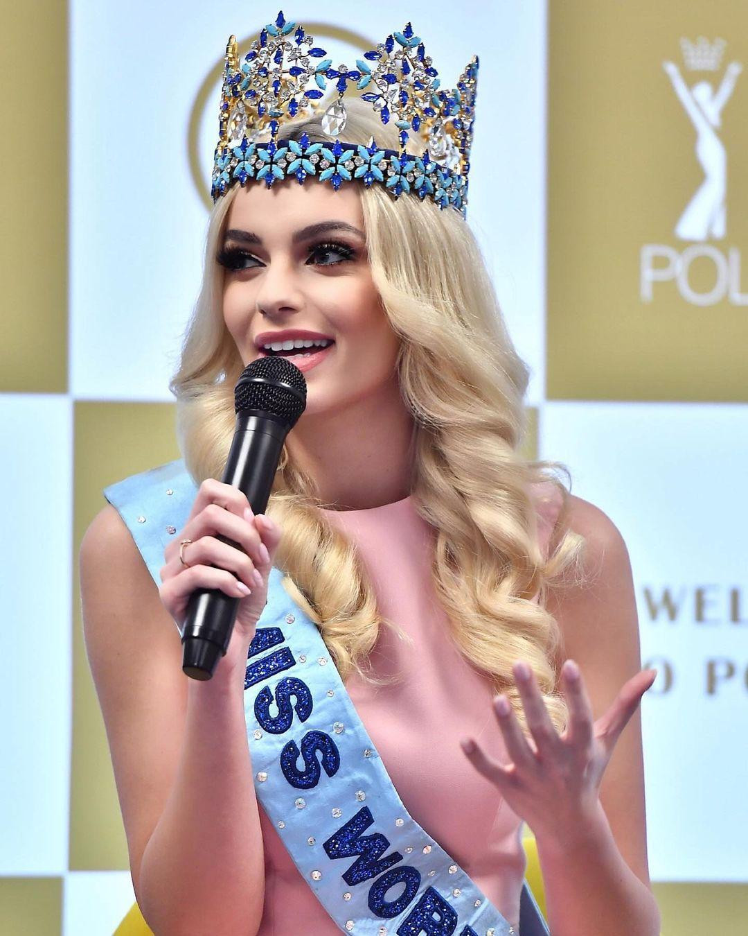 Cô là đại sứ, tình nguyện viên của nhiều chương trình thiện nguyện. Hàng tuần, cô tham gia phát đồ ăn cho người vô gia cư.