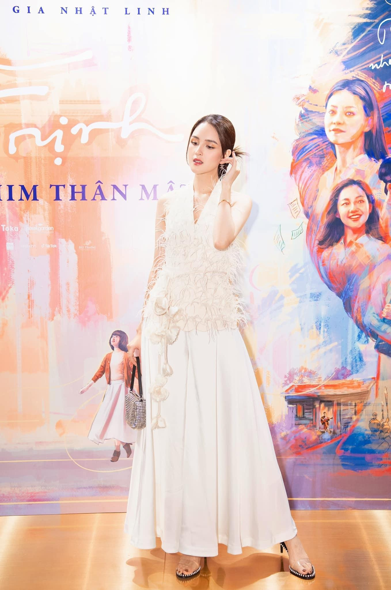 Người đẹp rất phù hợp với tông màu trắng kiêu sa, tinh khôi. Cô phối áo lông vũ với chân váy cùng tông màu mang lại vẻ ngoài yêu kiều như một nàng công chúa trong cổ tích.