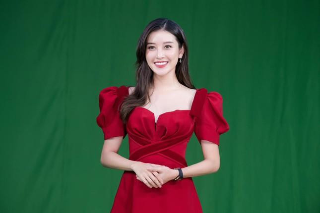 Á hậu Huyền My trong vai trò MC thể thao. Á hậu Huyền My trong vai trò MC thể thao.