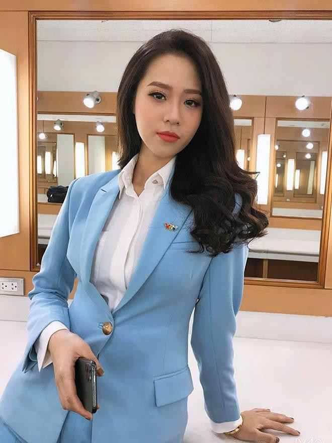 Bảo Châu thanh lịch, duyên dáng khi lên hình. Bảo Châu thanh lịch, duyên dáng khi lên hình.