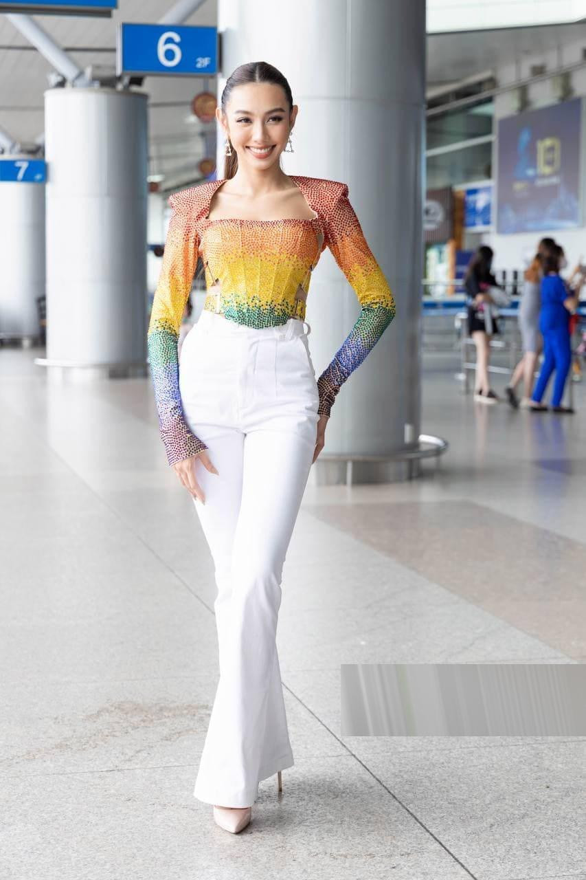 Ra sân bay đi thi Hoa hậu Hoà bình Quốc tế 2021, Nguyễn Thúc Thuỳ Tiên thể hiện sự chuẩn bị cực kỳ chuyên nghiệp và chỉn chu, ghi điểm với các fans bằng phong thái tự tin, quyến rũ.