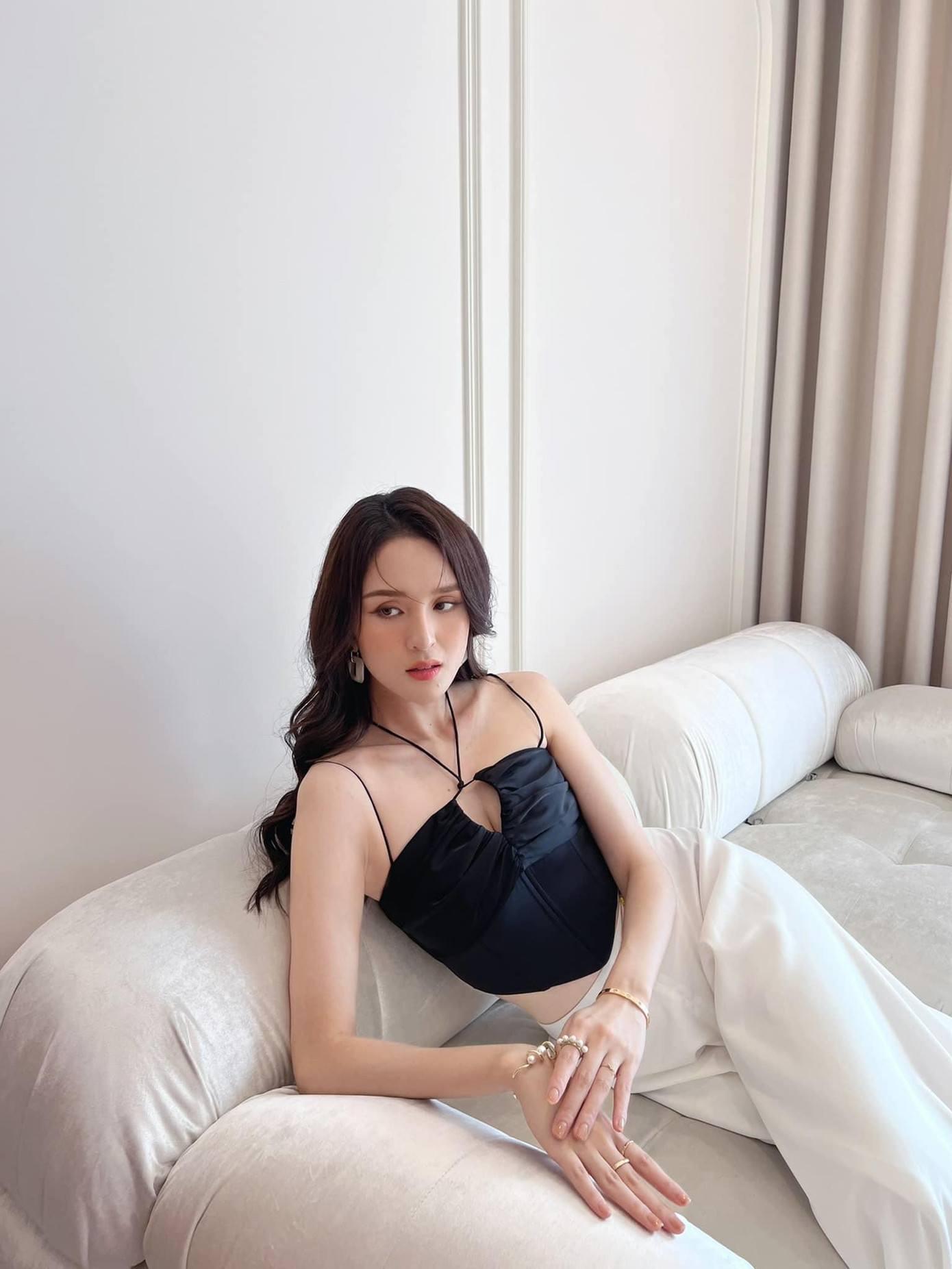 Thời gian gần đây, Á hậu Hoàng Anh khiến fans bất ngờ khi &apos;lột xác&apos; với nhan sắc ngày càng xinh đẹp, quyến rũ và phong cách thời trang sành điệu, hiện đại.