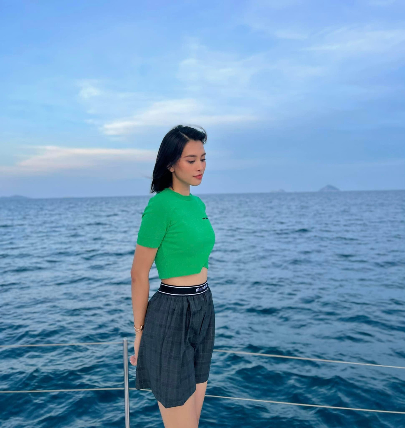 Hoa hậu Tiểu Vy mặc áo crop-top khoe dáng quyến rũ trên biển.