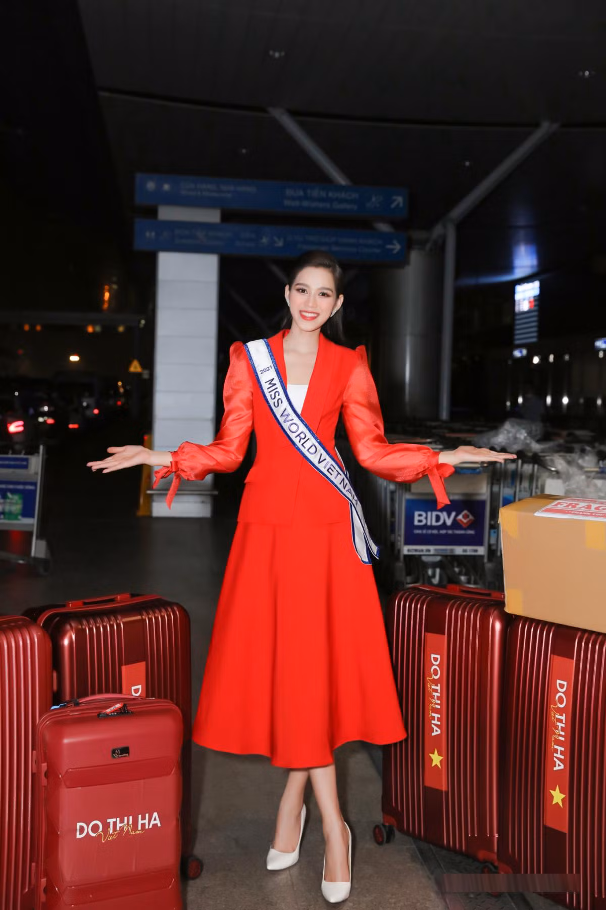 Trong lần đầu tiên ra sân bay để sang Puerto Rico tham dự cuộc thi Miss World 2021, Hoa hậu Đỗ Thị Hà xuất hiện cực kỳ xinh đẹp và yêu kiều với bộ váy xoè phom dáng cổ điển tông màu đỏ nổi bật.