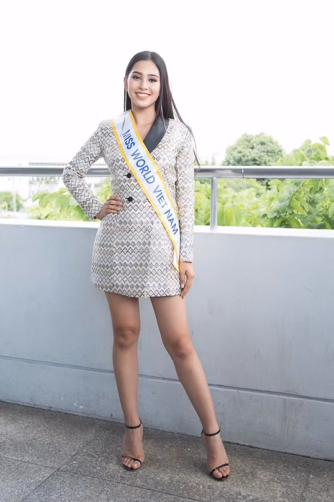 Thiết kế giúp Tiểu Vy khoe đôi chân thon dài cực sexy.