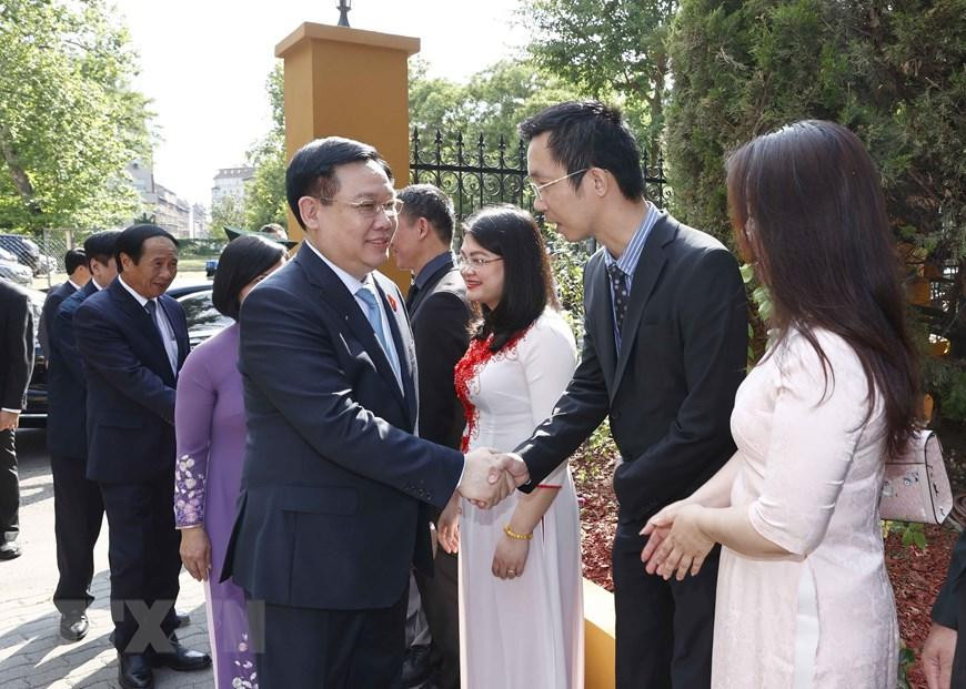 Chủ tịch Quốc hội Vương Đình Huệ với cán bộ, nhân viên Đại sứ quán Việt Nam tại Hungary. (Ảnh: Doãn Tấn/TTXVN) Chủ tịch Quốc hội Vương Đình Huệ với cán bộ, nhân viên Đại sứ quán Việt Nam tại Hungary. (Ảnh: Doãn Tấn/TTXVN)