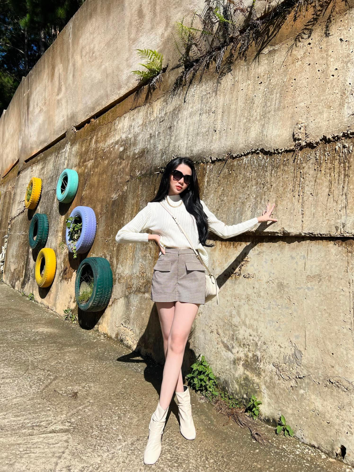 Hoa khôi Huỳnh Thuý Vi khoe khéo chân thon gợi cảm.