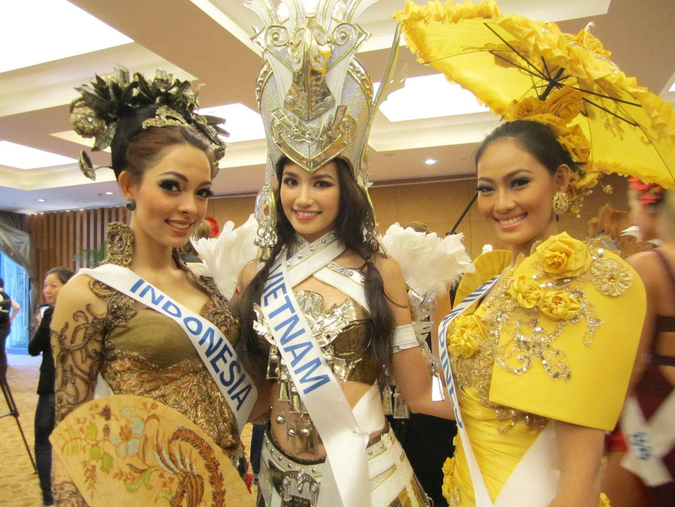 Trúc Diễm tỏa sáng bên cạnh đại diện các nước khi khoác lên mình bộ trang phục dân tộc vô cùng độc đáo.