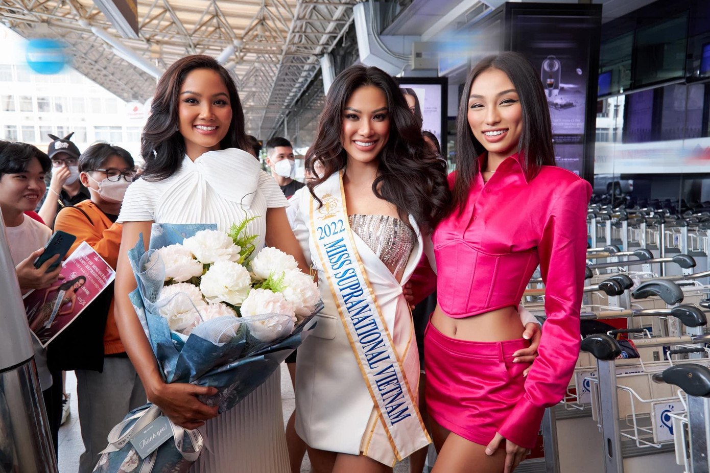 Hoa hậu H'Hen Niê ra sân bay tiễn Kim Duyên đi thi.