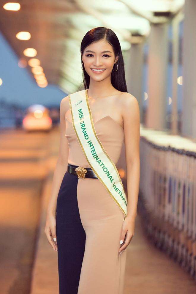 Á hậu Kiều Loan cũng chọn jumpsuit với thiết kế đối xứng lạ mắt khi ra sân bay đi thi Miss Grand 2019 ở Venezuela.
