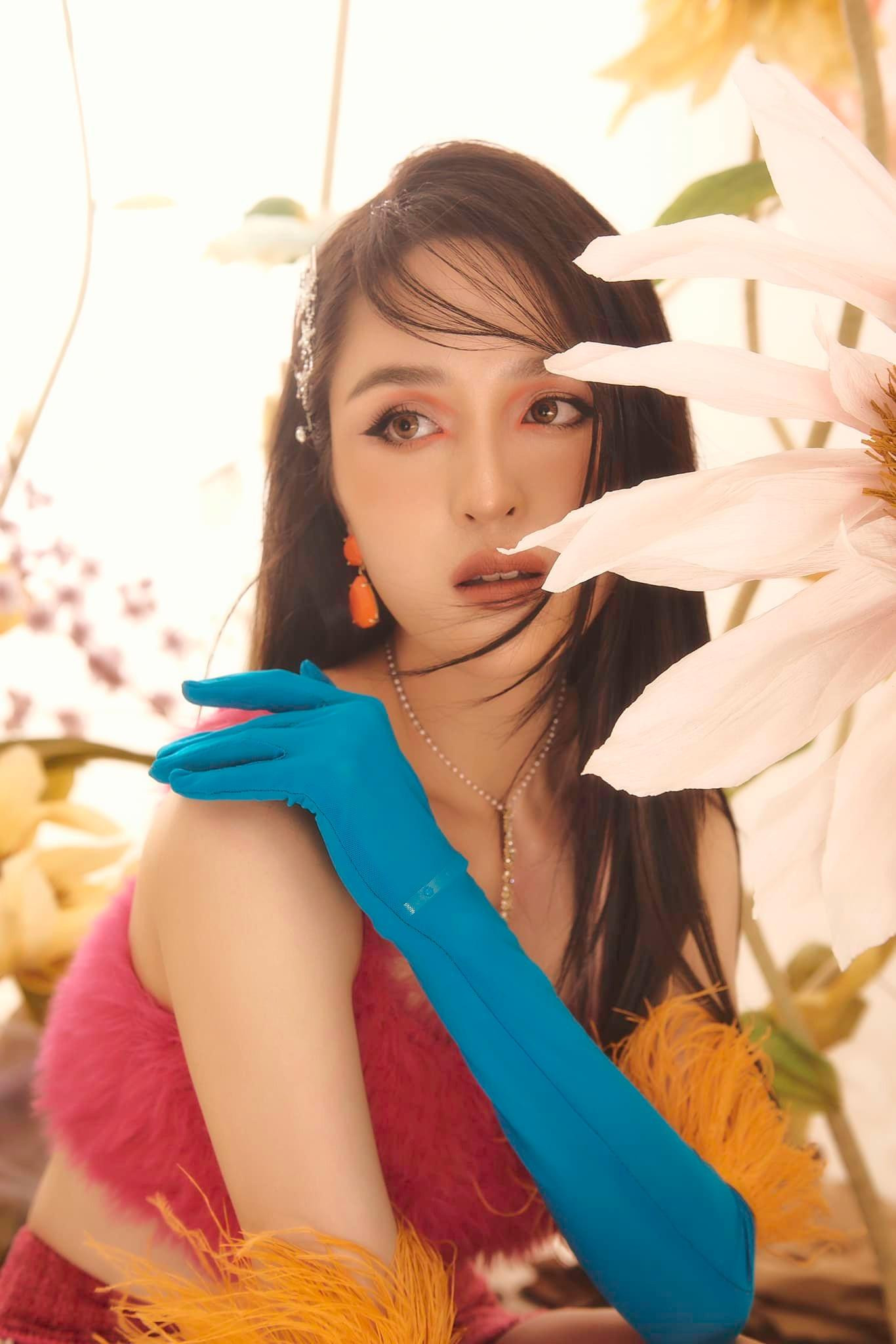 Sau thời gian dài vắng bóng, Hoàng Anh cho biết cô không ngần ngại thử nghiệm những phong cách đang được giới trẻ yêu thích để làm mới bản thân.