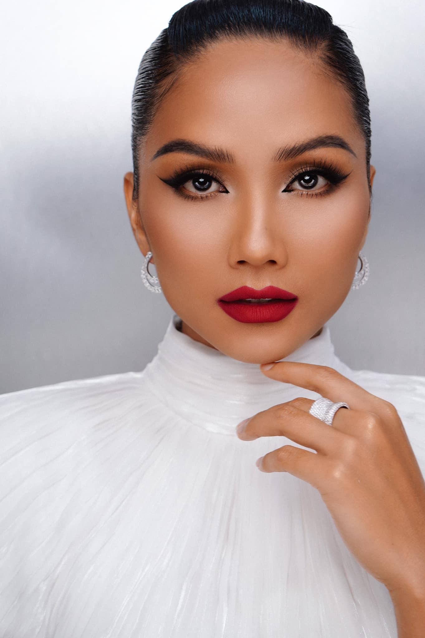 Hoa hậu H'Hen Niê lộng lẫy, bí ẩn với phong cách trang điểm đậm.