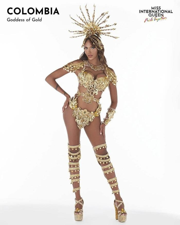 Đại diện Colombia mang tới cuộc thi bộ trang phục dát vàng cực kỳ nóng bỏng và táo bạo, gợi nhớ đến những vũ công sexy của lễ hội Carnaval. Đại diện Colombia mang tới cuộc thi bộ trang phục dát vàng cực kỳ nóng bỏng và táo bạo, gợi nhớ đến những vũ công sexy của lễ hội Carnaval.