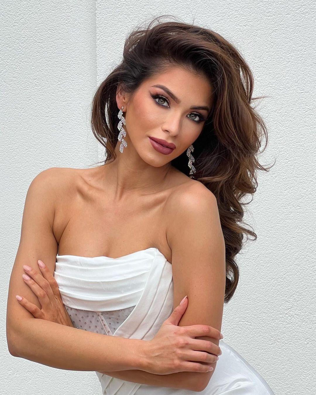 Tân Hoa hậu năm nay 28 tuổi, là một chuyên gia quan hệ công chúng.