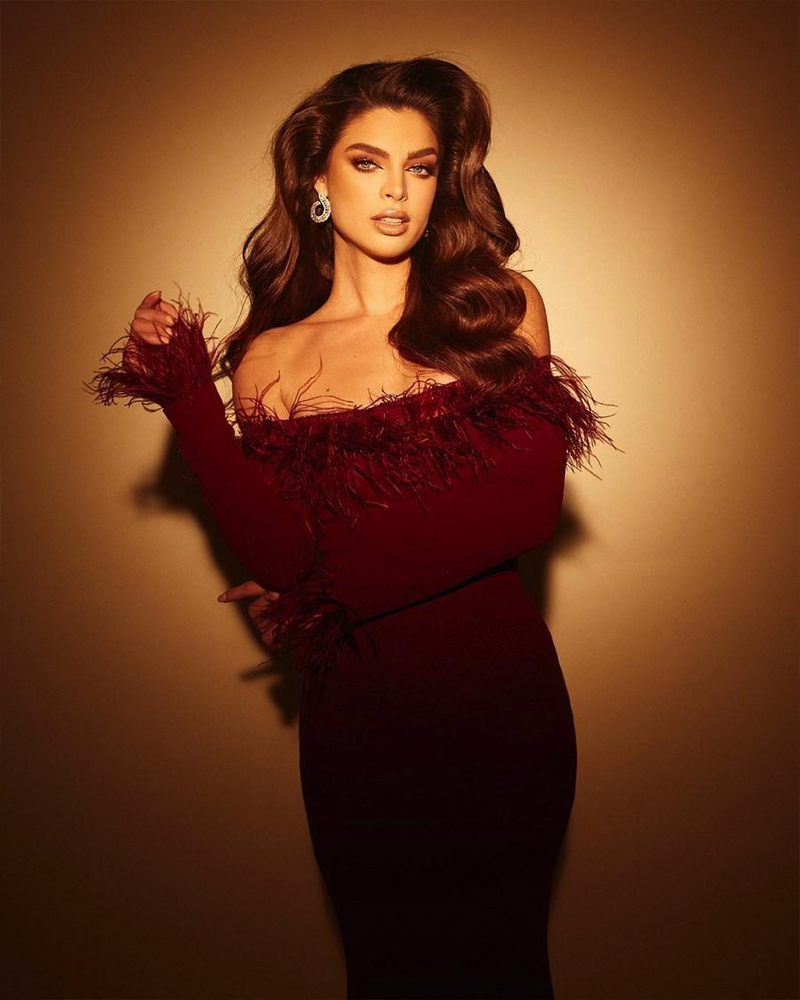 Góp mặt trong danh sách top 5 là người đẹp Nadia Ferreira - Á hậu 1 Miss Universe 2021. Cô cũng được đánh giá là một mỹ nhân sở hữu nhan sắc 'đỉnh cao' không hề thua kém các mỹ nhân còn lại trong cuộc bình chọn.