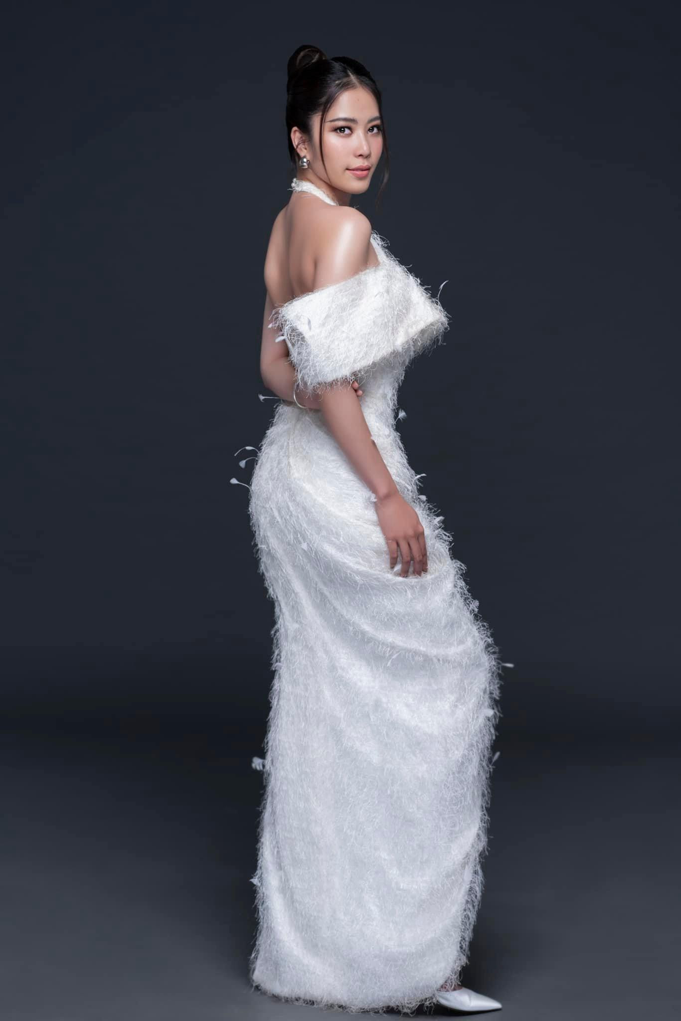 Chỉ sau một khoá học ngắn với siêu mẫu Minh Tú, có thể thấy kỹ năng tạo dáng trước ống kính của Nam Em đã ấn tượng hơn rất nhiều.