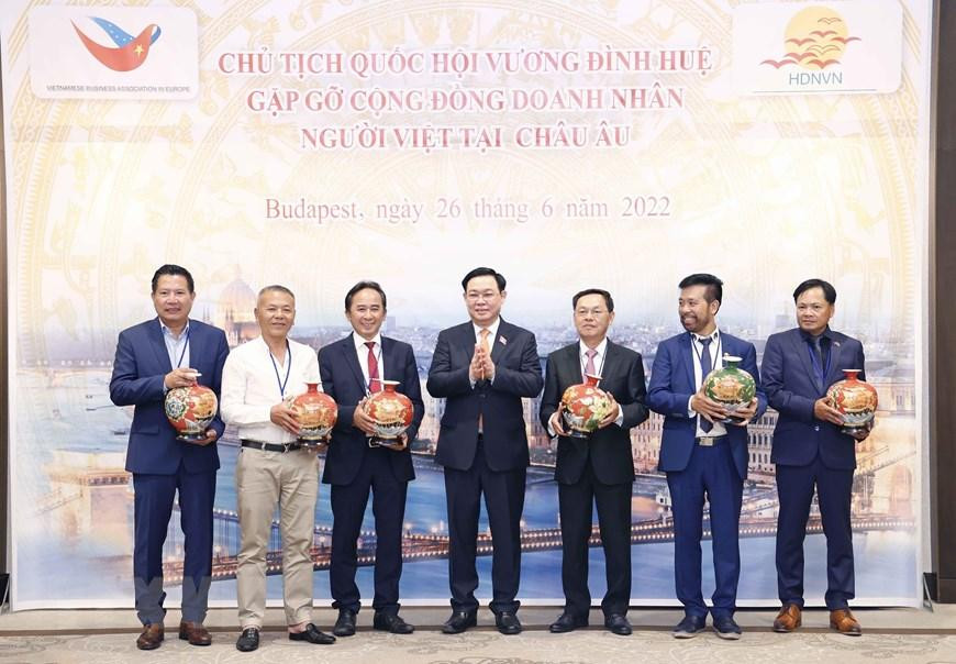 Chủ tịch Quốc hội Vương Đình Huệ tặng quà lưu niệm cho các đại biểu. (Ảnh: Doãn Tấn/TTXVN) Chủ tịch Quốc hội Vương Đình Huệ tặng quà lưu niệm cho các đại biểu. (Ảnh: Doãn Tấn/TTXVN)