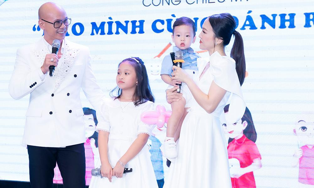 Ca sĩ Phan Đình Tùng và vợ cùng con gái Noel và con trai Noah.