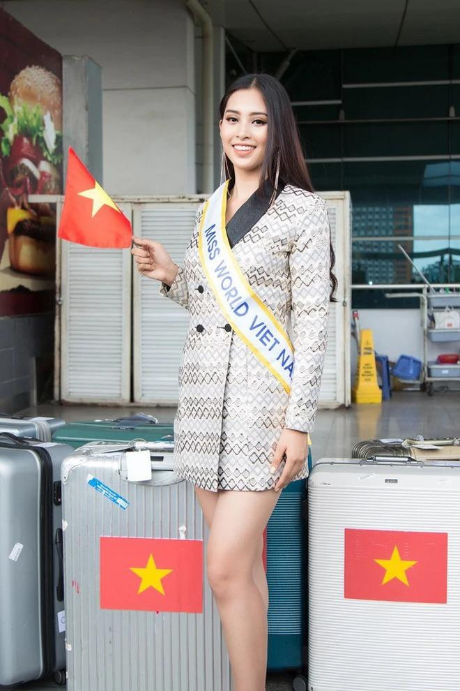 Năm 2018, Hoa hậu Tiểu Vy ra sân bay đi thi Miss World ở Trung Quốc. Cô khoe sắc trong bộ váy thanh lịch có gam màu nhã nhặn.
