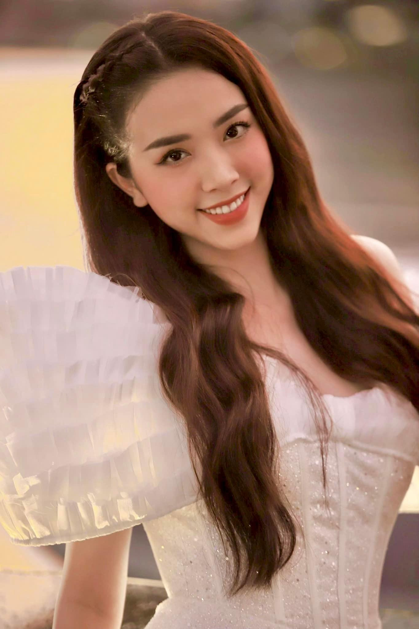 Á hậu Thuý An khoe vẻ đẹp ngọt ngào, duyên dáng với bộ váy trắng tinh khôi.