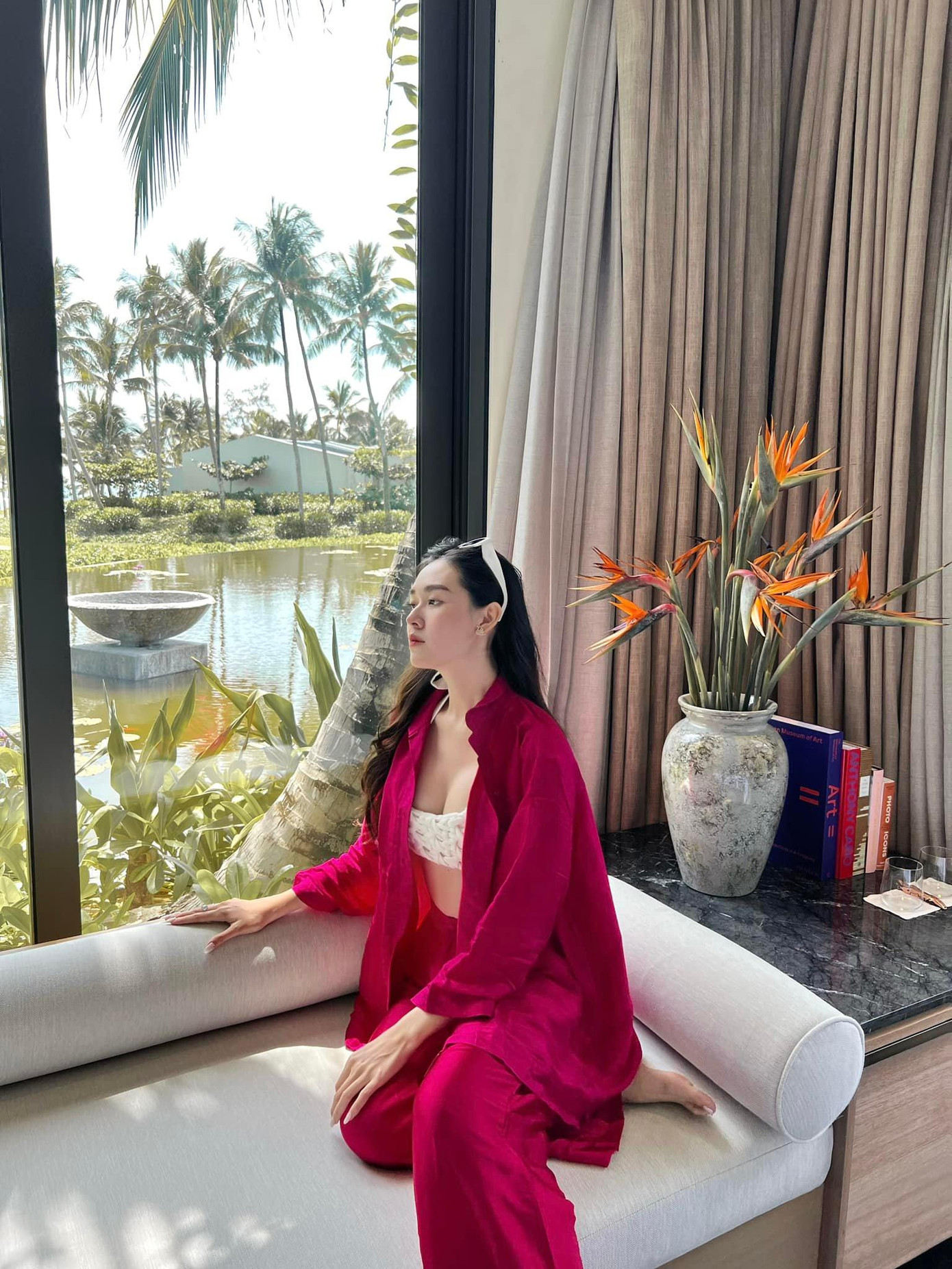 Bộ trang phục vừa thanh lịch vừa quyến rũ của Tường San nhận được nhiều lời khen của các fans.