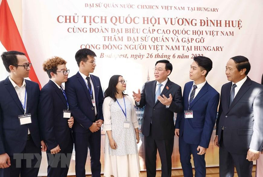 Chủ tịch Quốc hội Vương Đình Huệ với sinh viên Việt Nam theo học tập, nghiên cứu tại Hungary. (Ảnh: Doãn Tấn/TTXVN) Chủ tịch Quốc hội Vương Đình Huệ với sinh viên Việt Nam theo học tập, nghiên cứu tại Hungary. (Ảnh: Doãn Tấn/TTXVN)