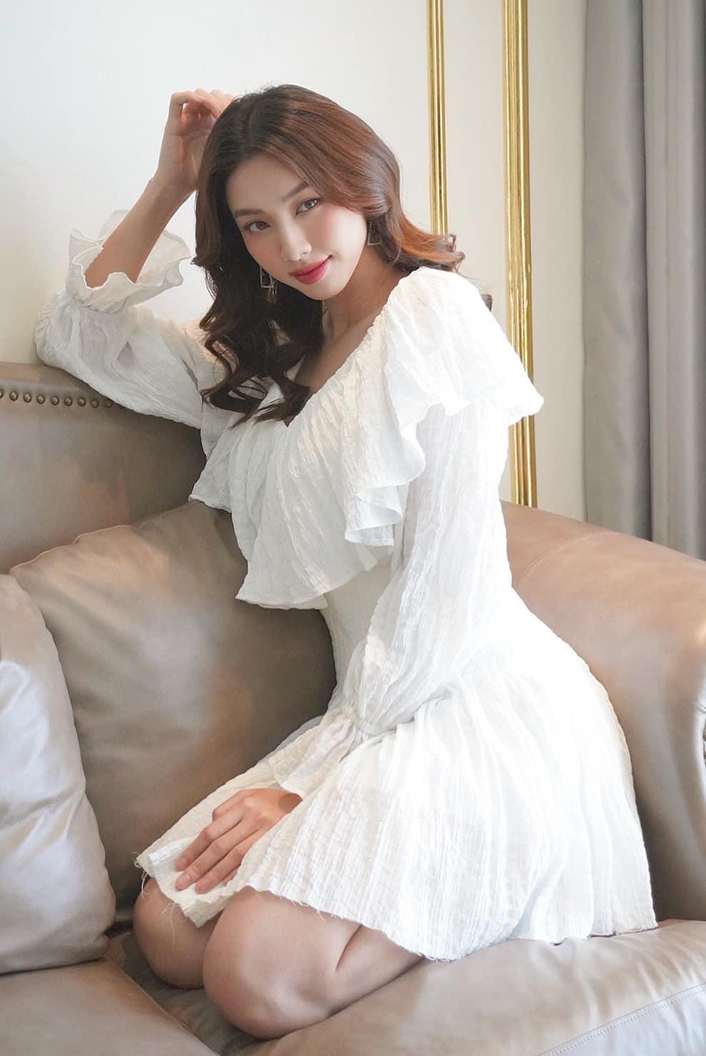 Thường xuất hiện với những bộ trang phục lộng lẫy hoặc cut-out vô cùng táo bạo và gợi cảm nhưng Thùy Tiên cũng có nhiều lúc ghi điểm bằng hình ảnh dịu dàng, nữ tính.