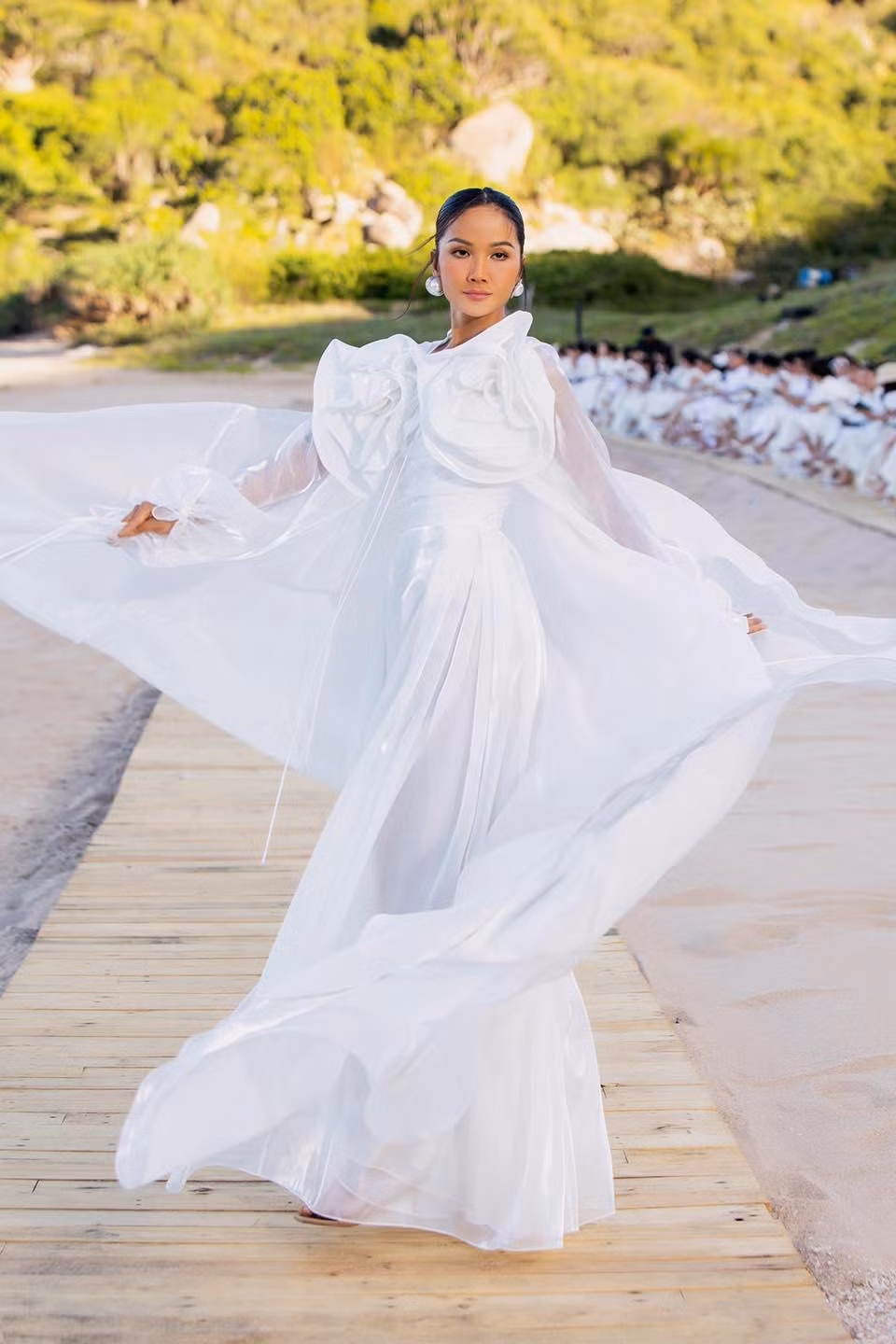 Nhan sắc kiều diễm và lộng lẫy của người đẹp Ê Đê khiến fans trầm trồ.