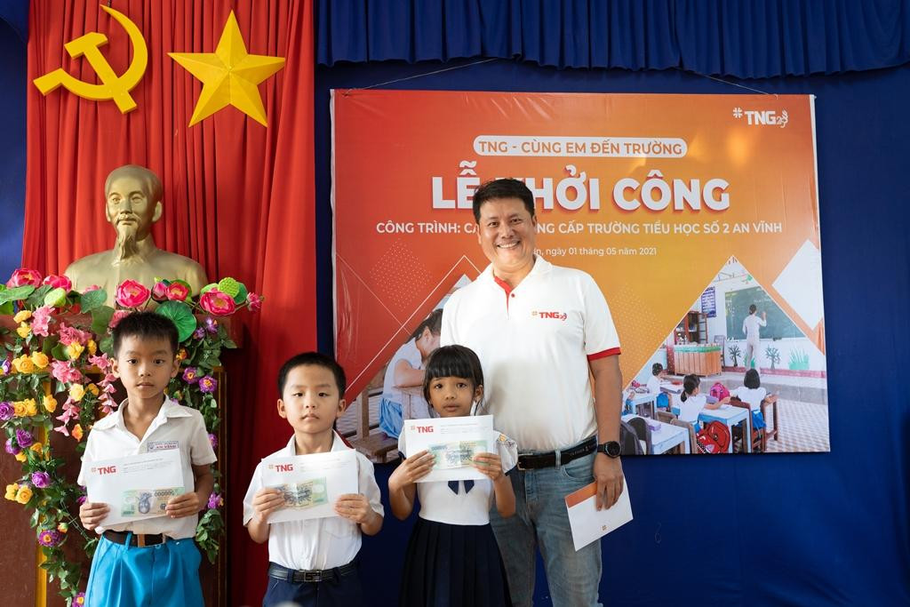 Ông Chu Lê Tâm - Phó Tổng Giám đốc TNG Holdings Vietnam tặng quà cho các em học sinh