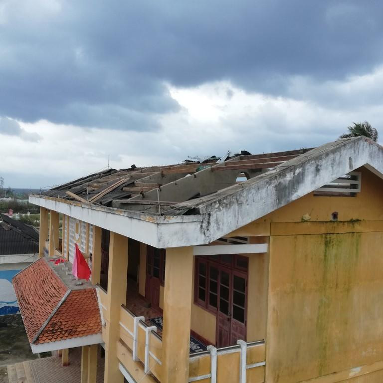 Mái trường Trường tiểu học số 2 An Vĩnh bị hư hỏng nặng sau cơn bão cuối năm 2020