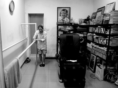 Bên trong có một chiếc tủ, một giá sách, bàn làm việc và một chiếc giường ngủ cùng hệ thống tay vịn tập đi dọc căn phòng. Nhà văn cho biết, từ khoảng 2006, ông trở thành bệnh nhân thường xuyên của Viện quân y 108