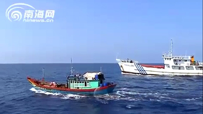 Tàu hải giám Trung Quốc rượt đuổi tàu ngư dân VN trên vùng biển Hoàng Sa - Ảnh trích từ clip của Bùi Văn Chiến - Trà Giang. Tân Hoa Xã