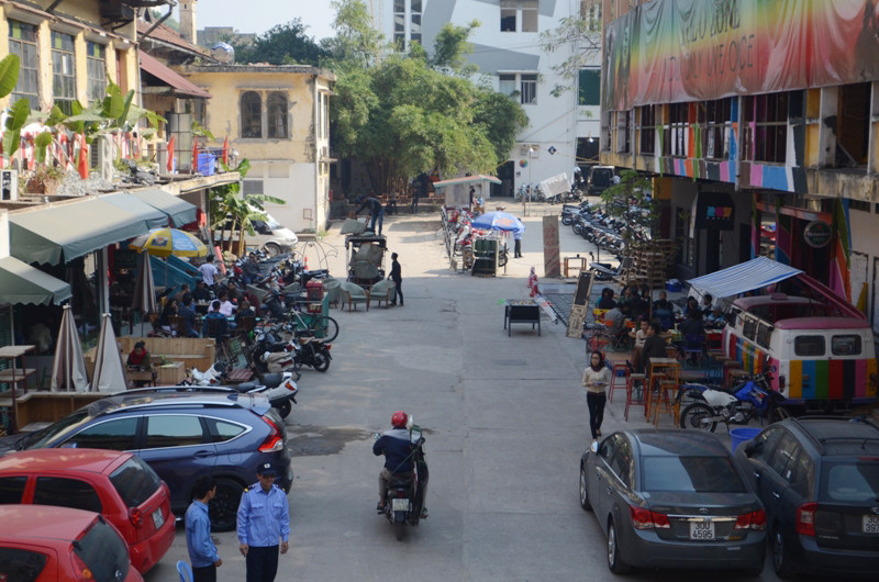 Hàng quán tại đây vẫn đông kín khách