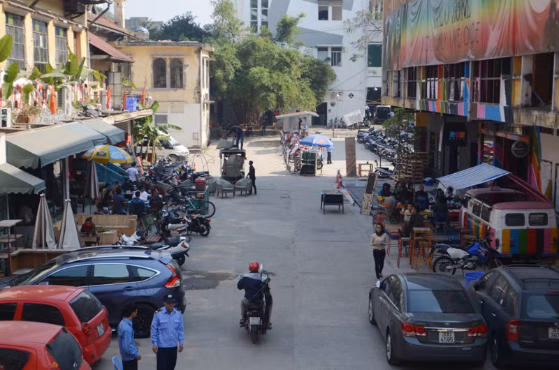 Hàng quán tại đây vẫn đông kín khách