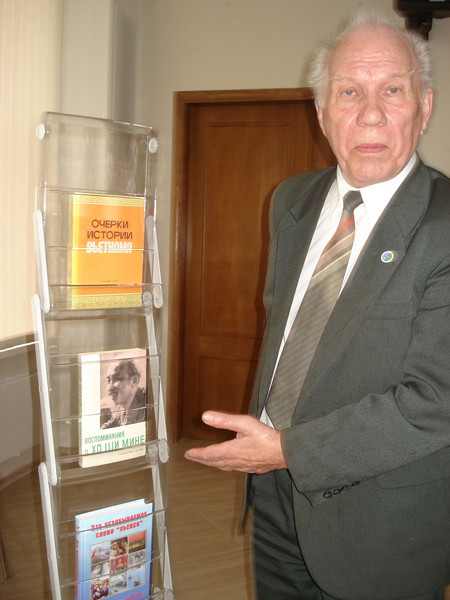 Ông E.P.Glazunov giới thiệu một số cuốn sách tiếng Nga viết về Bác Hồ Ảnh: Mekong.net