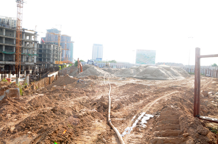 "Hố tử thần" đường trục Bắc Hà Đông chiều 31-8. "Hố tử thần" đường trục Bắc Hà Đông chiều 31-8.