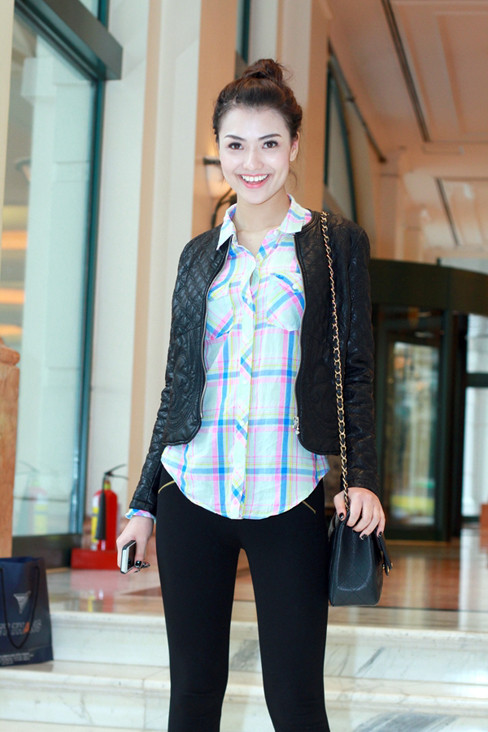 Sau khi tham dự họp báo xong, Hồng Quế thay một bộ đồ rất giản dị để ra về