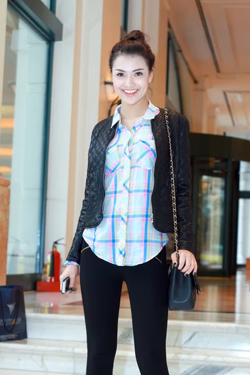 Sau khi tham dự họp báo xong, Hồng Quế thay một bộ đồ rất giản dị để ra về