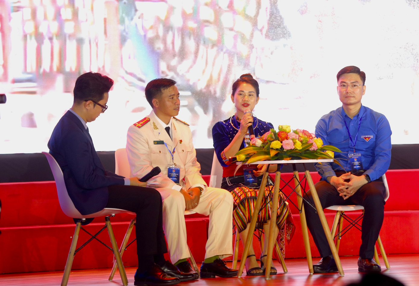 Các cán bộ Đoàn tiêu biểu nhận Giải thưởng Lý Tự Trọng năm 2023 chia sẻ cách làm hay, sáng tạo trong công tác Đoàn, phong trào thanh thiếu nhi. Ảnh: Bảo Anh