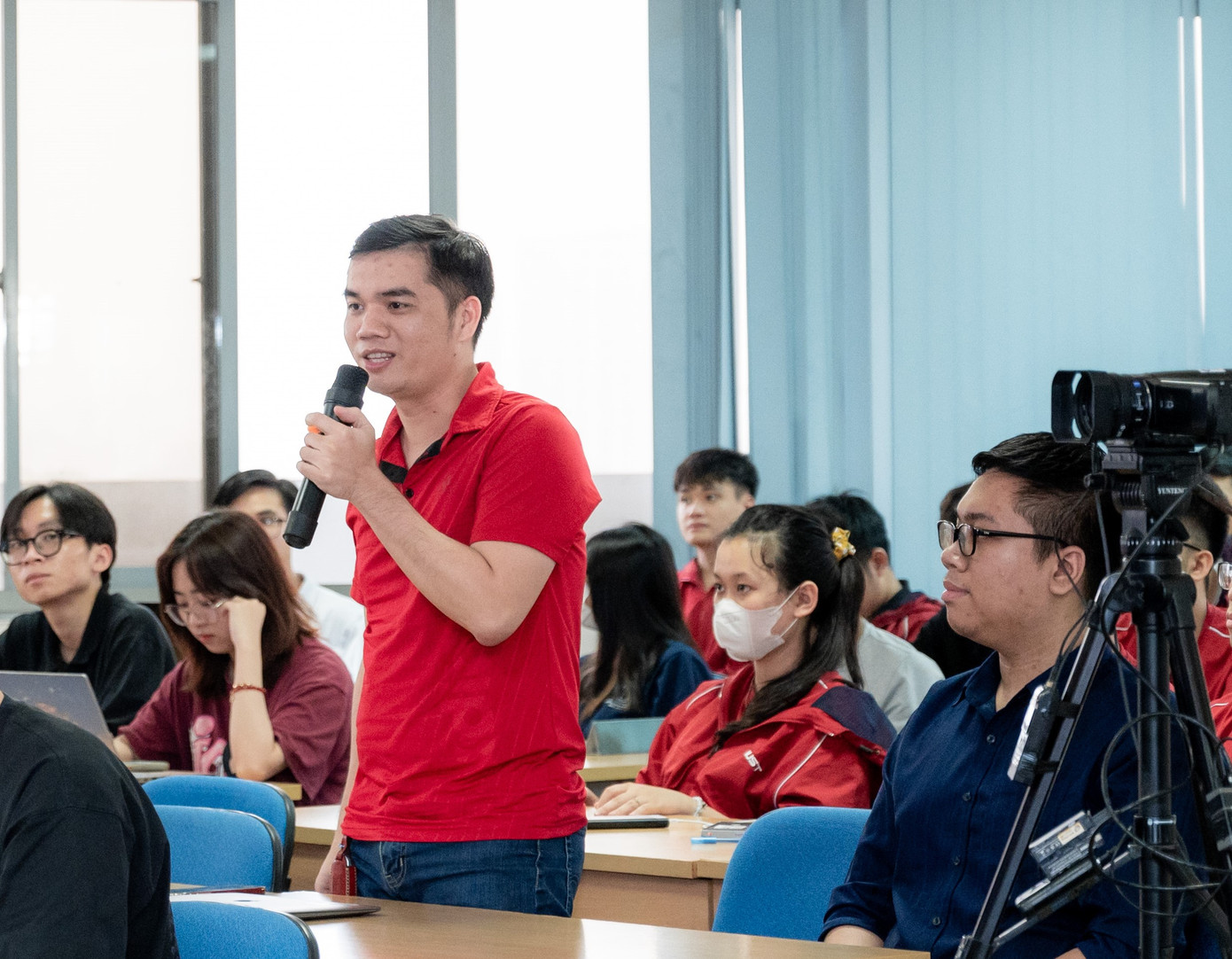 Nhiều bạn trẻ đặt câu hỏi về chủ đề khởi nghiệp, lập nghiệp cũng như các thông tin liên quan Blockchain Nhiều bạn trẻ đặt câu hỏi về chủ đề khởi nghiệp, lập nghiệp cũng như các thông tin liên quan Blockchain