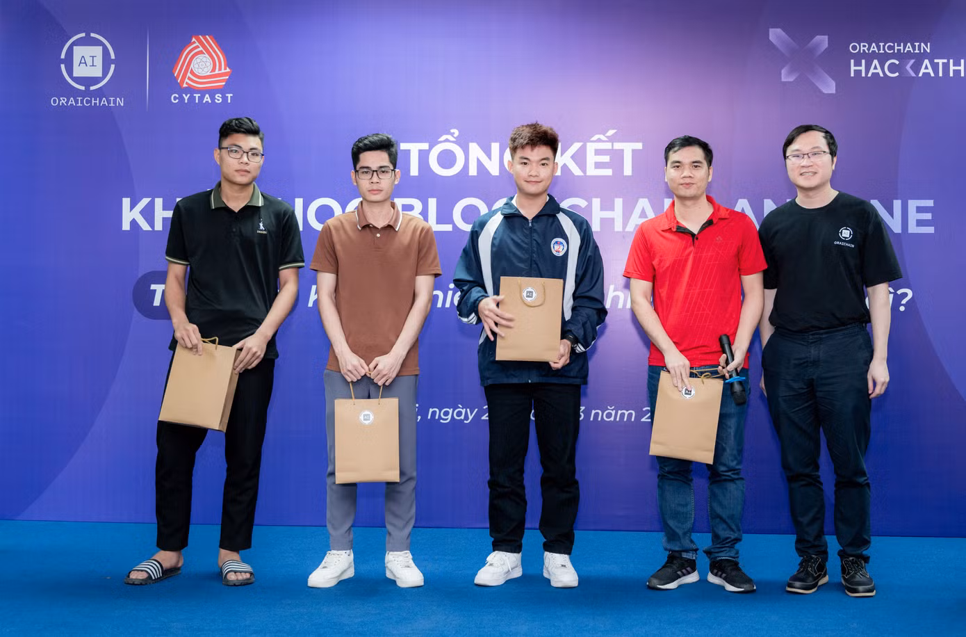 Ban Tổ chức vinh danh 5 học viên có kết quả học tập xuất sắc nhất
