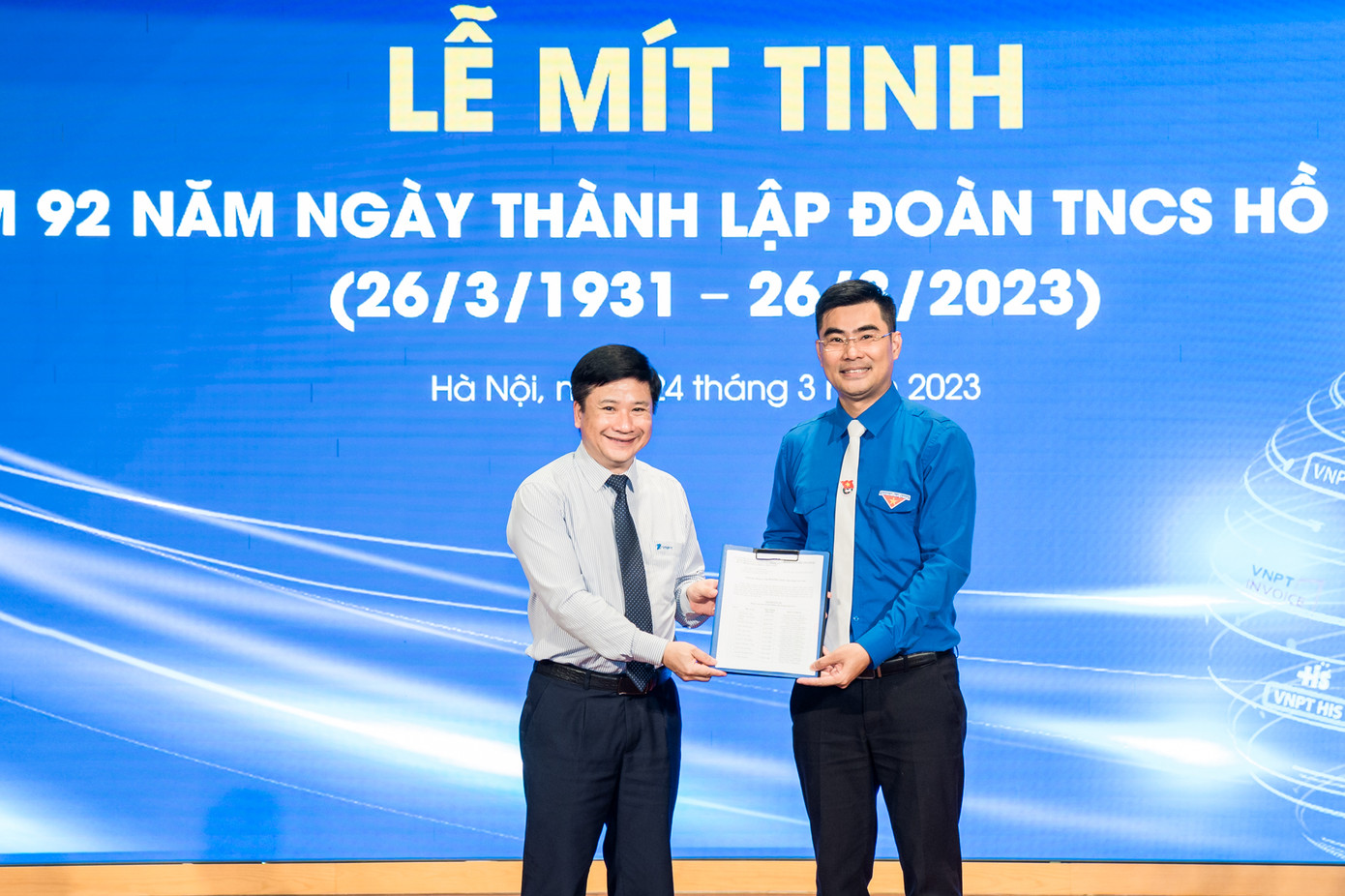 Anh Hoàng Tiến Hưng, Bí thư Đoàn Thanh niên VNPT trao danh sách Đoàn viên ưu tú giới thiệu cho Đảng bồi dưỡng, kết nạp