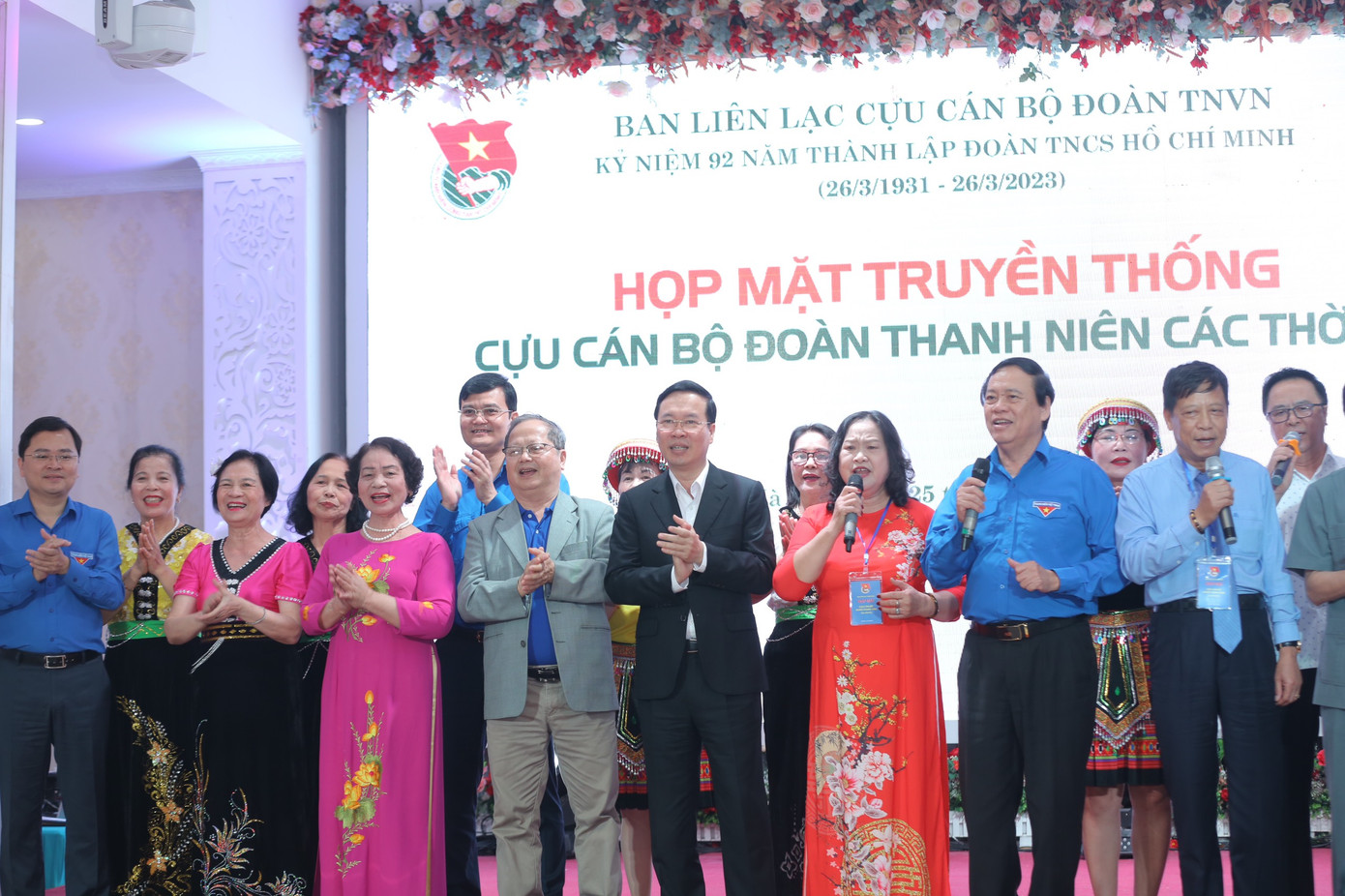 Chủ tịch nước Võ Văn Thưởng cùng cán bộ Đoàn các thời kỳ tại buổi họp mặt. Ảnh: Bảo Anh Chủ tịch nước Võ Văn Thưởng cùng cán bộ Đoàn các thời kỳ tại buổi họp mặt. Ảnh: Bảo Anh