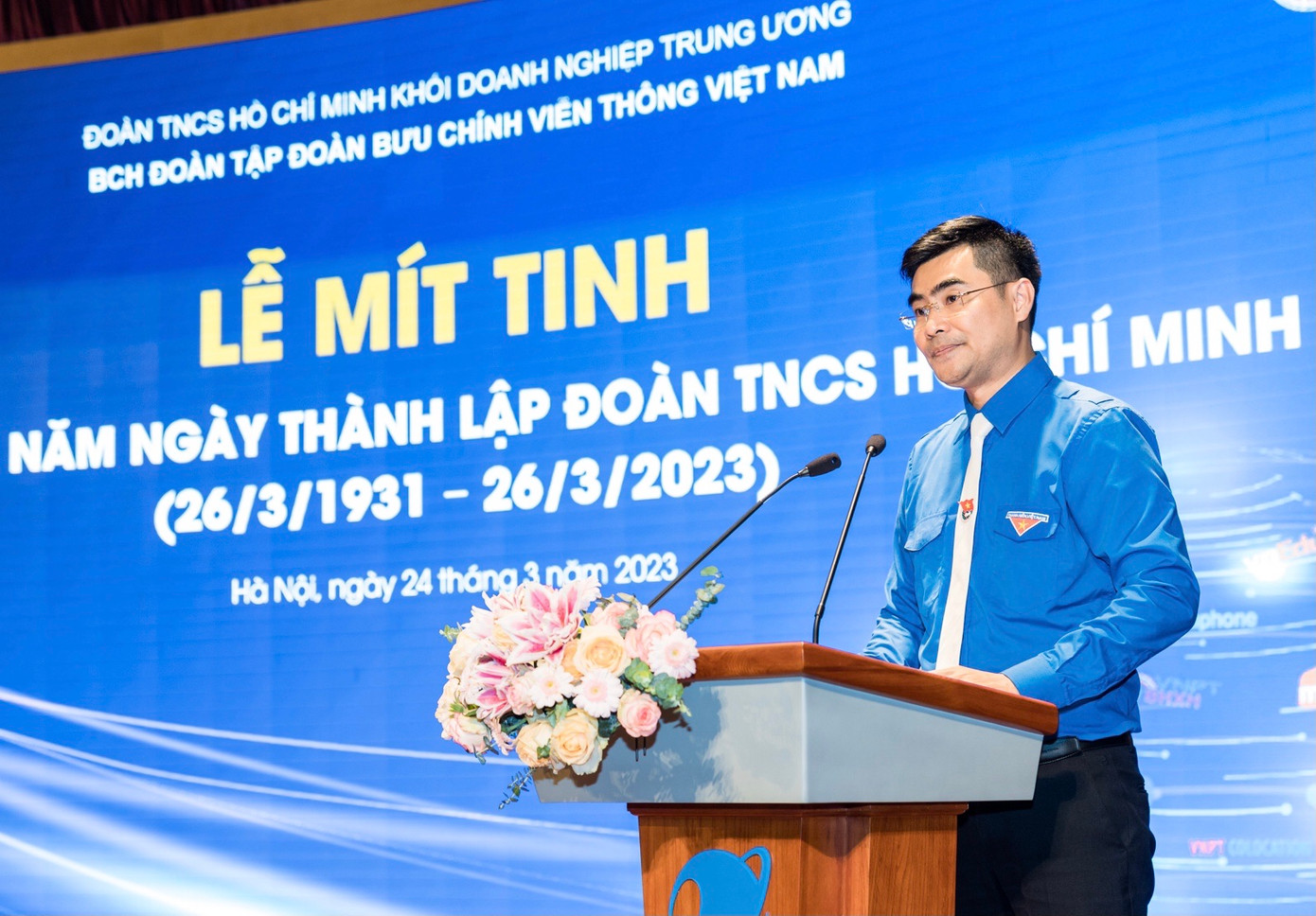 Anh Hoàng Tiến Hưng, Bí thư Đoàn Thanh niên VNPT phát biểu tại chương trình kỷ niệm.