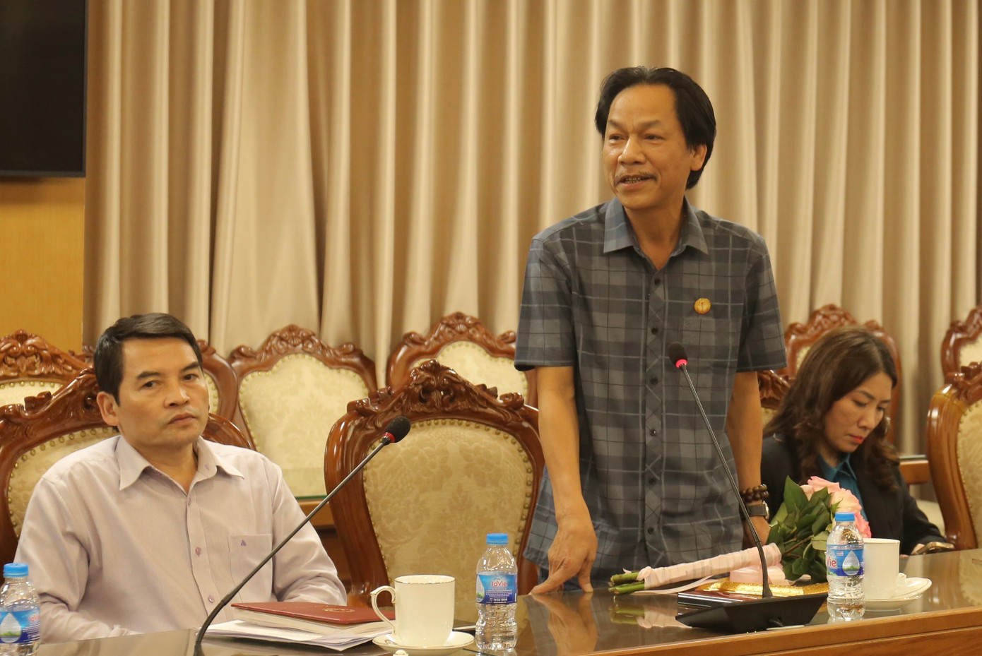 Nhà báo Lê Minh Toản, Phó Tổng Biên tập báo Tiền Phong chia sẻ tại buổi gặp mặt, tọa đàm. Ảnh: Bảo Anh