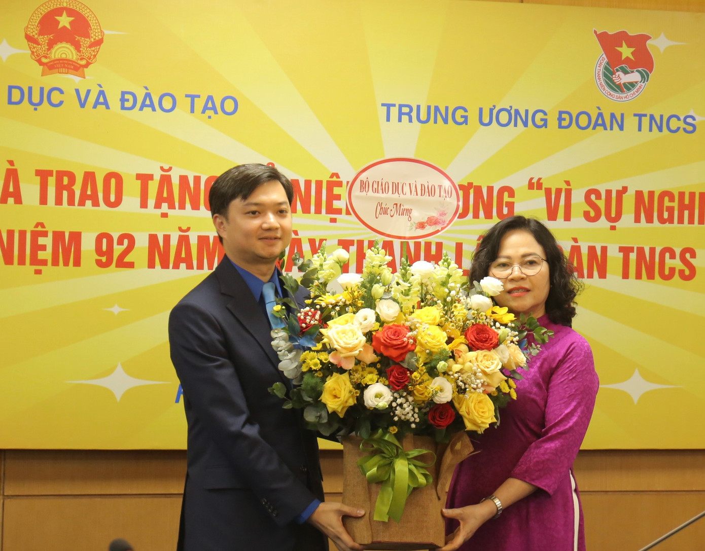 Thứ trưởng Bộ GD&amp;ĐT Ngô Thị Minh chúc mừng 92 năm thành lập Đoàn TNCS Hồ Chí Minh (26/3/1931 - 26/3/2023). Ảnh: Bảo Anh