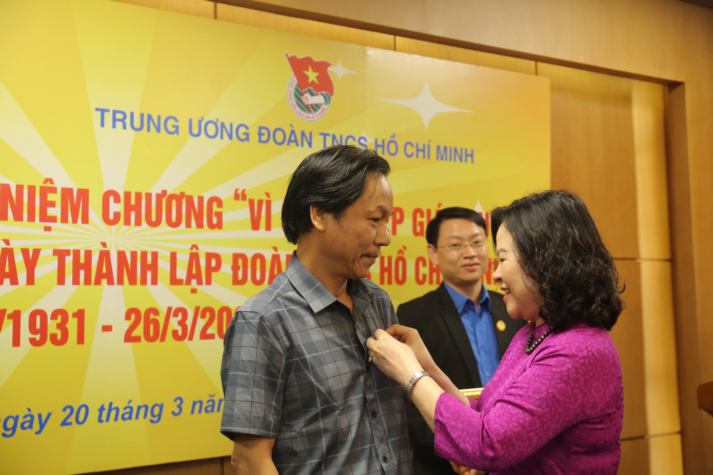 Thứ trưởng Bộ GD&amp;ĐT Ngô Thị Minh trao Kỷ niệm chương Vì sự nghiệp giáo dục cho nhà báo Lê Minh Toản, Phó Tổng Biên tập báo Tiền Phong. Ảnh: Bảo Anh