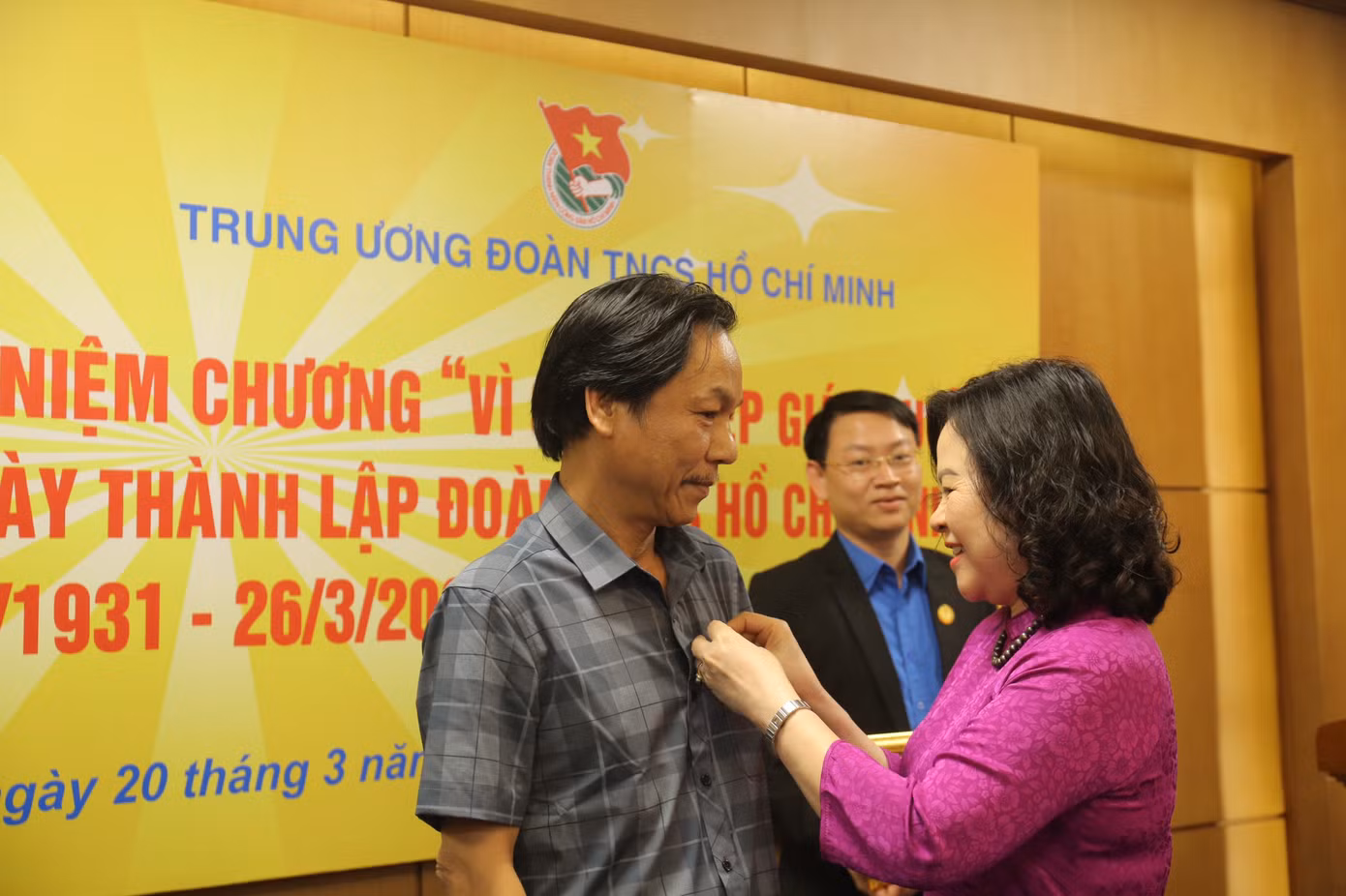 Thứ trưởng Bộ GD&amp;ĐT Ngô Thị Minh trao Kỷ niệm chương Vì sự nghiệp giáo dục cho nhà báo Lê Minh Toản, Phó Tổng Biên tập báo Tiền Phong. Ảnh: Bảo Anh