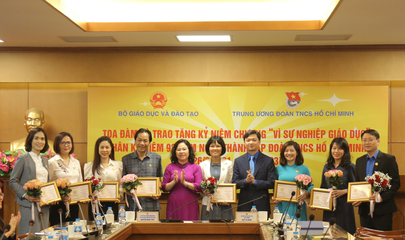 Thứ trưởng Bộ GD&amp;ĐT Ngô Thị Minh trao Kỷ niệm chương Vì sự nghiệp giáo dục cho 8 cán bộ, lãnh đạo các Ban, đơn vị của T.Ư Đoàn. Ảnh: Bảo Anh